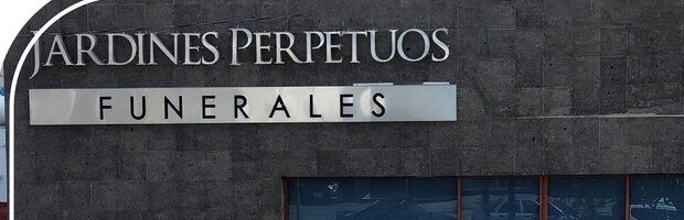 Señalética de Jardines Perpetuos Funerales en la fachada de la funeraria